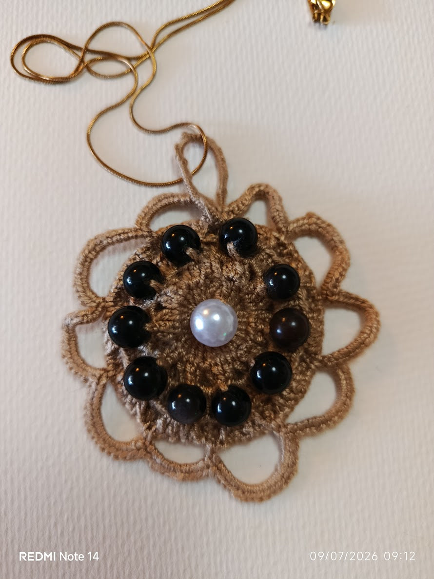 Collier Sautoir "Mandala Noir" – Pendentif Crocheté Main Perle d'Eau Douce & Cornaline Noire