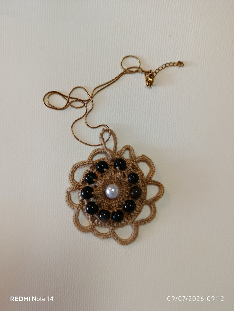 Collier Sautoir "Mandala Noir" – Pendentif Crocheté Main Perle d'Eau Douce & Cornaline Noire