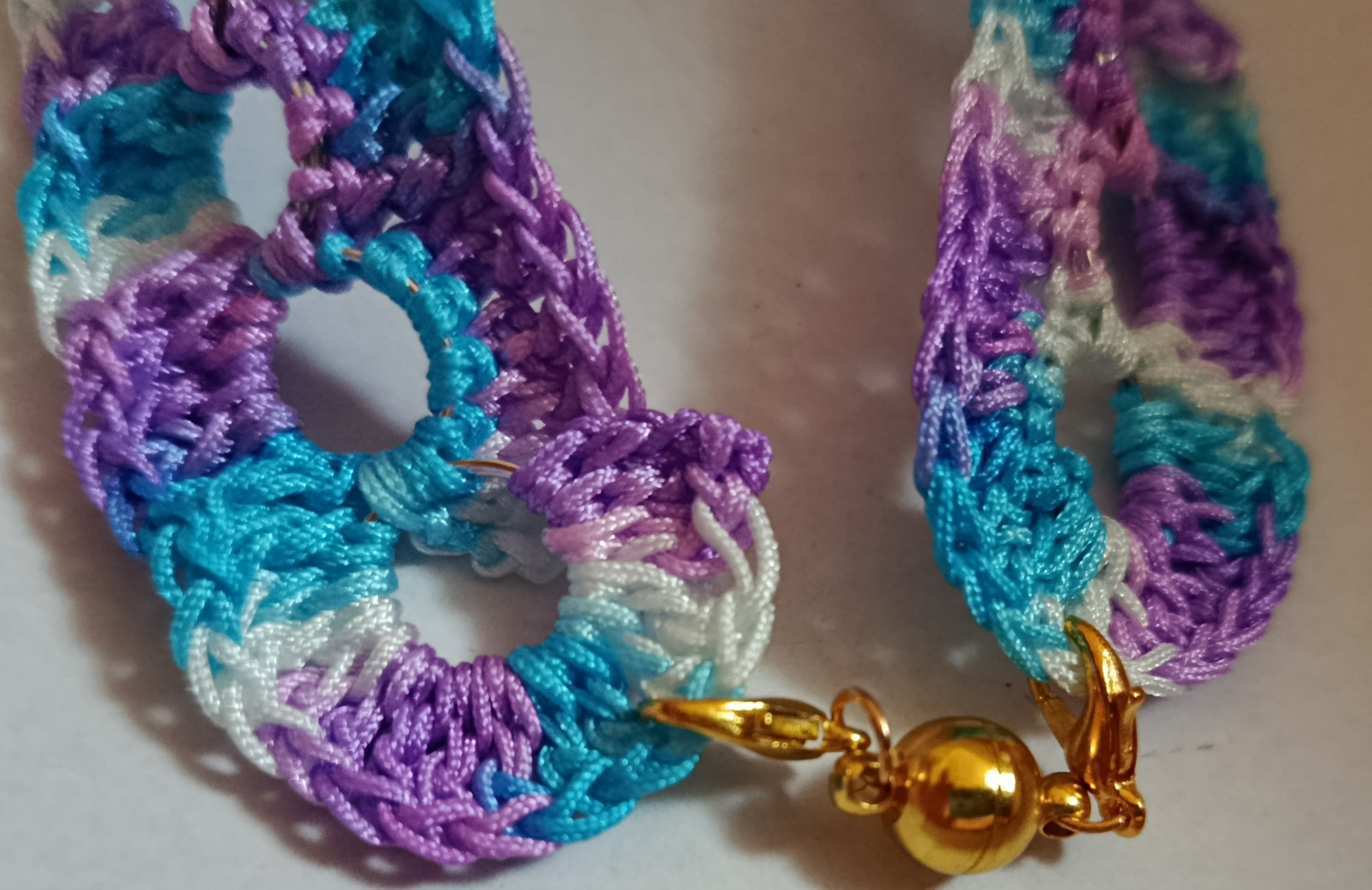 Bracelet "Ondes Chromatiques" – Crochet d'Art Graphique et Confort