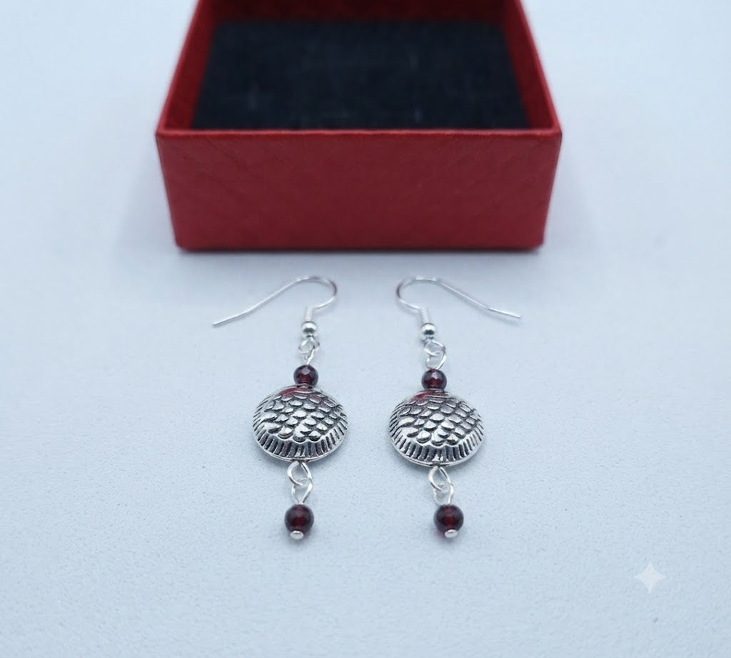 Boucles d'oreilles pendantes Poissons et perles de Grenat argenté