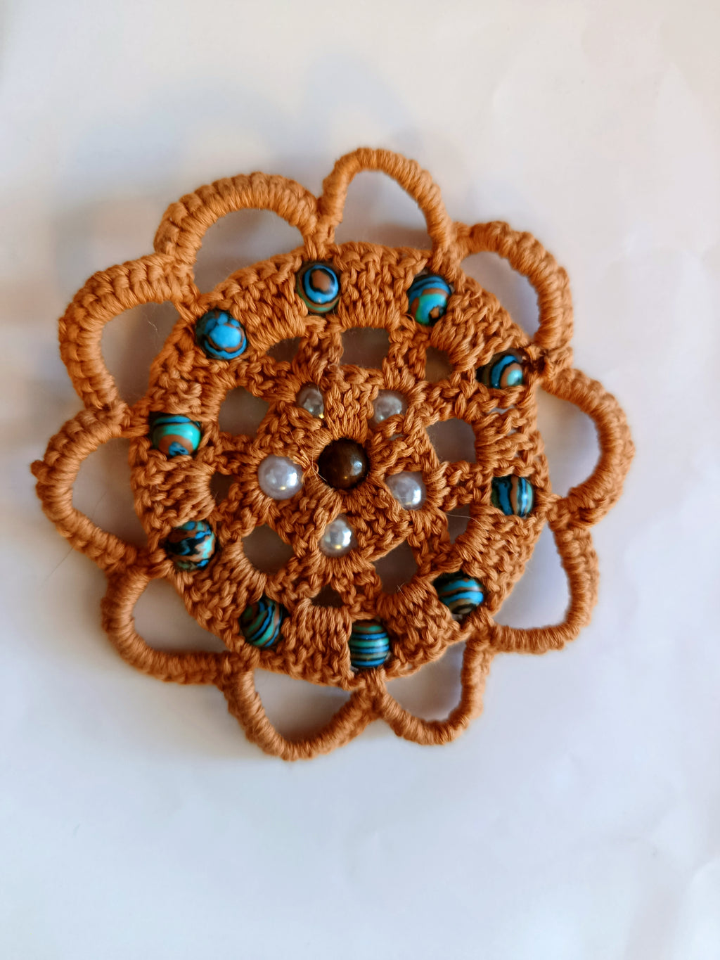 Collier Pendentif "MANDALA" : Coton Crocheté Marron & Perles d'Art (32 cm)
