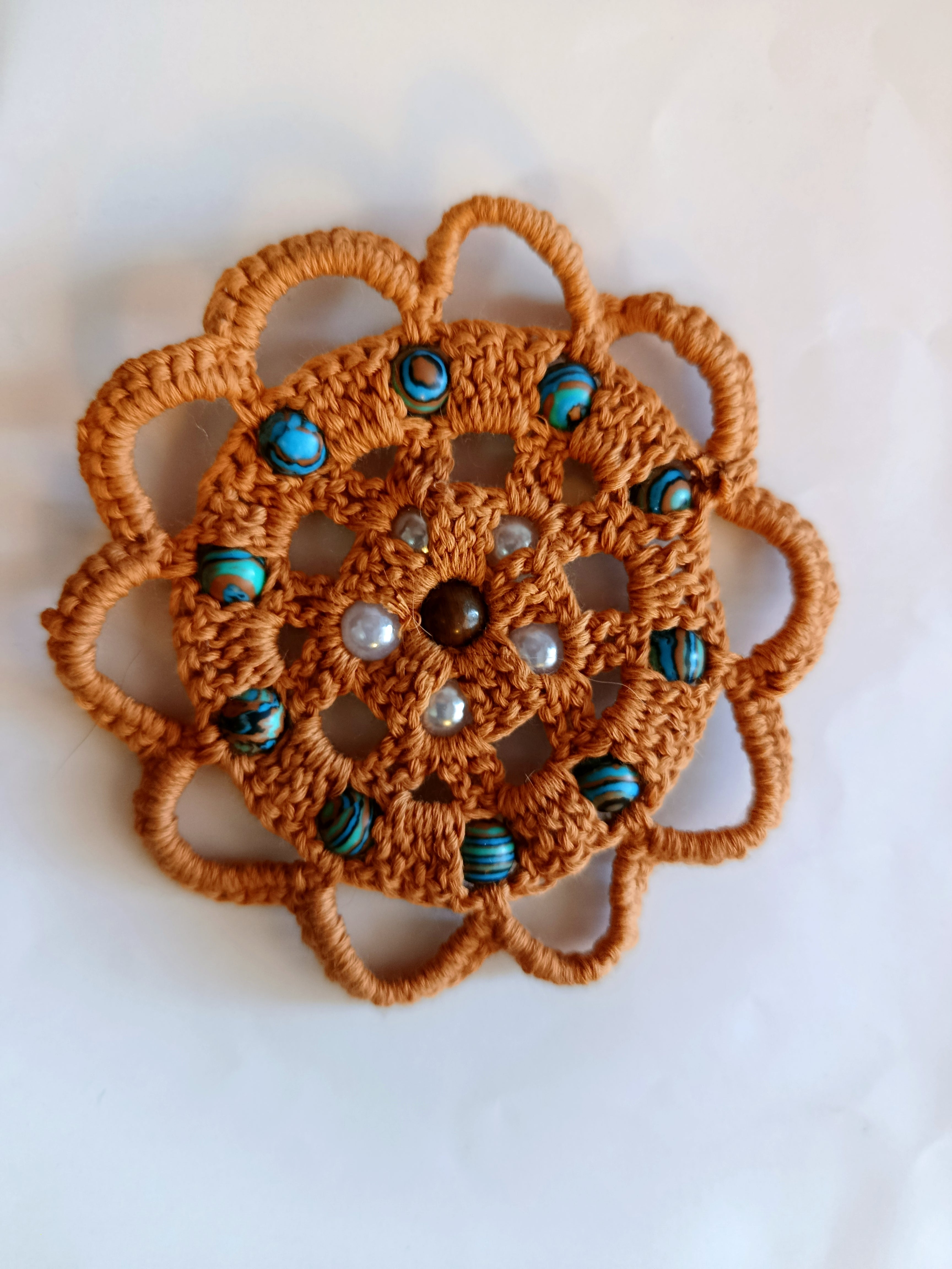 Collier Pendentif "MANDALA" : Coton Crocheté Marron & Perles d'Art (32 cm)