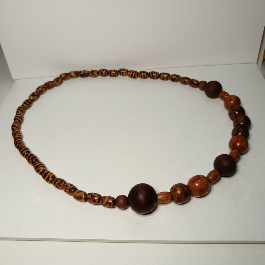 Collier perles de bois sur fond blanc