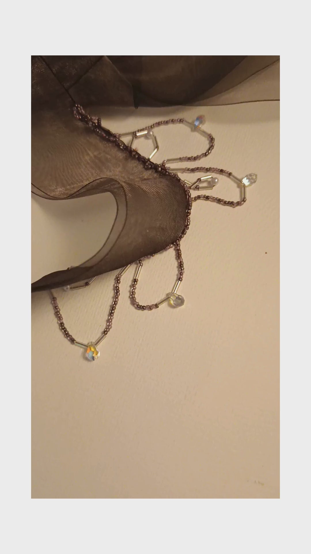 Collier Ras-de-Cou à Nouer en Organza et Pluie de Cristaux Gouttes – Couture Fait Main